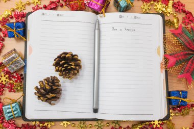 Seyahat konsepti ile ahşap bir masa üstünde defter