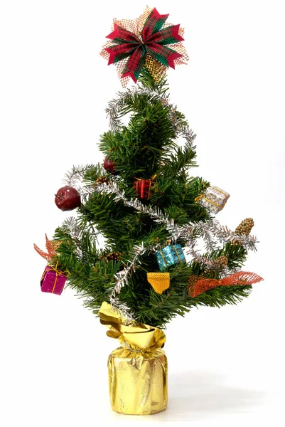 Χριστουγεννιάτικο δέντρο με πολύχρωμα στολίδια σε άσπρο φόντο — Φωτογραφία Αρχείου