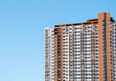 Kat mülkiyeti veya apartman mavi gökyüzü arka plan ile