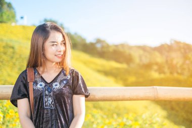 Doğa arka plan ile güzel bir Asyalı kadın portresi