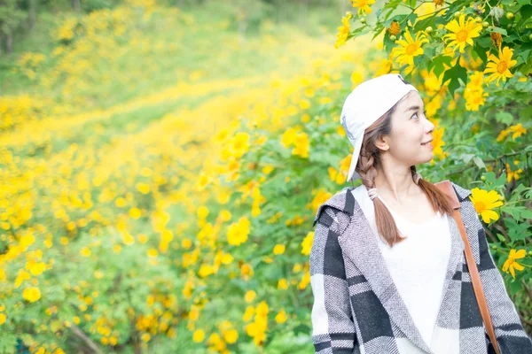 Retrato de uma bela mulher asiática com fundo natureza — Fotografia de Stock