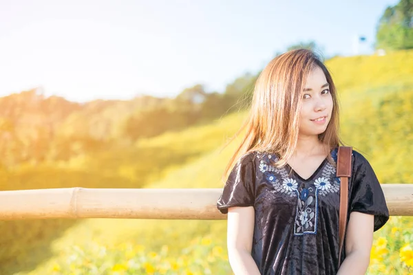 Retrato de una hermosa mujer asiática con fondo natural —  Fotos de Stock