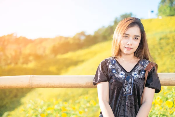 Retrato de uma bela mulher asiática com fundo natureza — Fotografia de Stock