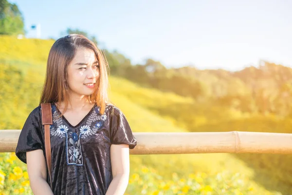 Retrato de uma bela mulher asiática com fundo natureza — Fotografia de Stock