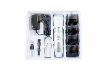 Saç kesme makinesi kümesi üzerinde beyaz adam izole berberler için