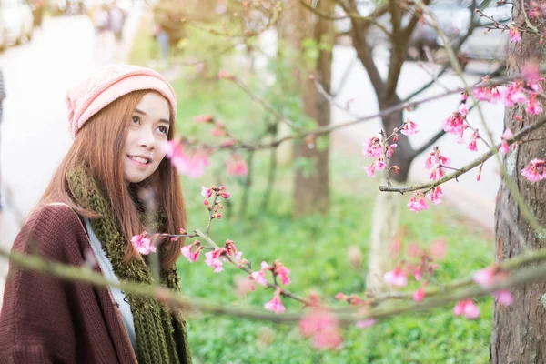 Retrato de uma bela asiática mulheres com natureza fundo — Fotografia de Stock