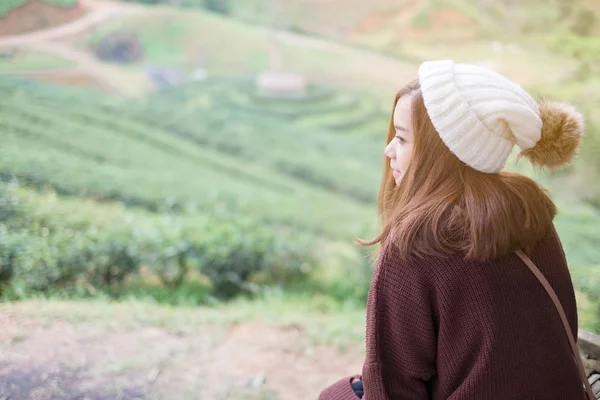 Porträt einer schönen asiatischen Frau mit Naturhintergrund — Stockfoto