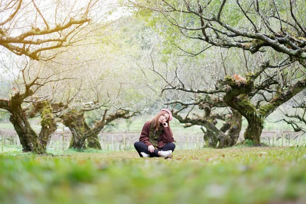 Retrato de uma bela asiática mulheres com natureza fundo — Fotografia de Stock