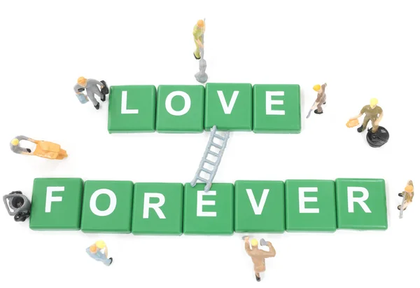 Miniatura trabajador equipo construcción palabra amor para siempre en blanco backgroun —  Fotos de Stock