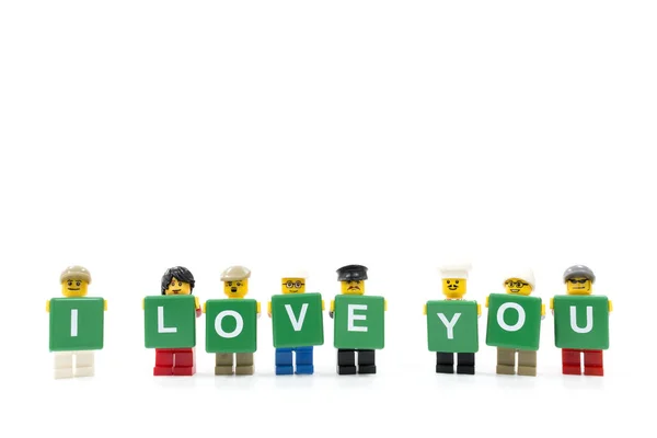 Студийный снимок миниатюры LEGO с надписью I LOVE YOU на белом фоне — стоковое фото