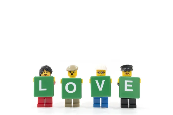 Studioaufnahme von Lego-Minifigur mit Wort Liebe auf weißem Hintergrund — Stockfoto