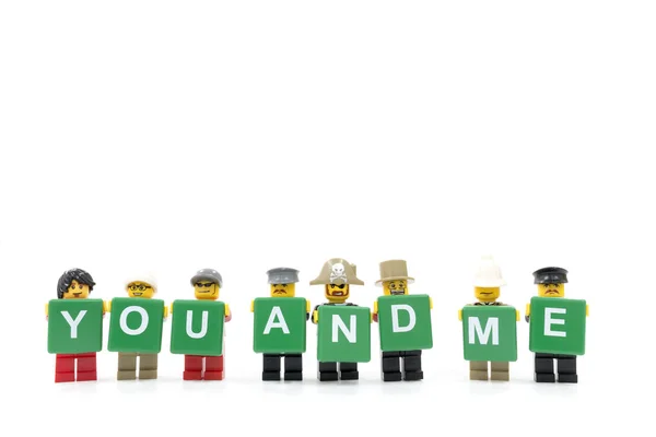  Word ve sen beni beyaz arka plan üzerinde tutarak Lego minifigure stüdyo çekim