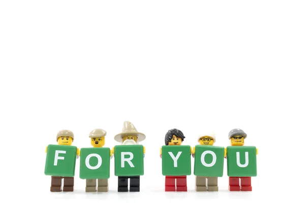 Word sizin için beyaz arka planda tutan Lego minifigure stüdyo çekim