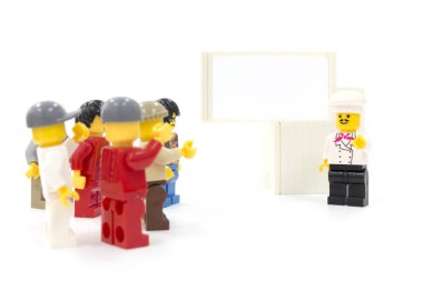 Lego minifigure sunmak, beyaz pano boş alan içeren