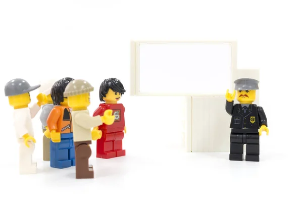 Мини-фигура LEGO, белый билборд с пустым пространством — стоковое фото