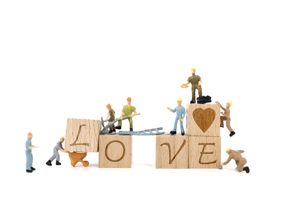 Miniatura trabajador equipo construcción palabra amor en blanco fondo —  Fotos de Stock