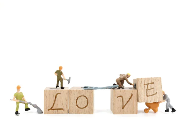 Miniatura trabajador equipo construcción palabra amor en blanco fondo —  Fotos de Stock