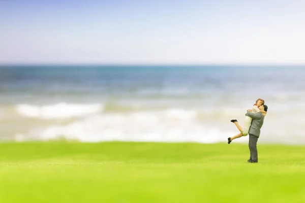 Casal em miniatura na praia — Fotografia de Stock