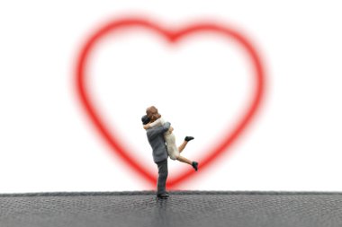 Beyaz arka plan üzerinde sarılma minyatür Çift