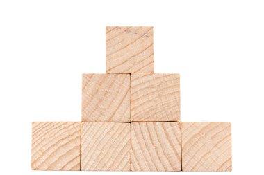 Beyaz arkaplanda tahta küpler