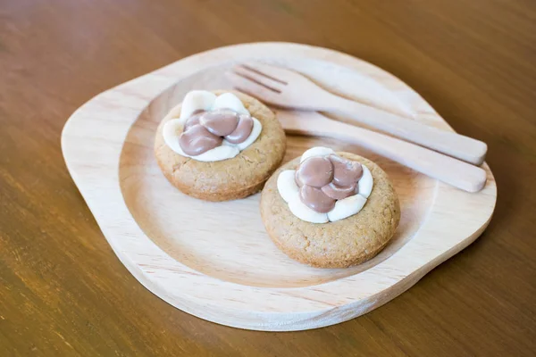 Chocolade en marshmallows cookie op houten plaat — Stockfoto