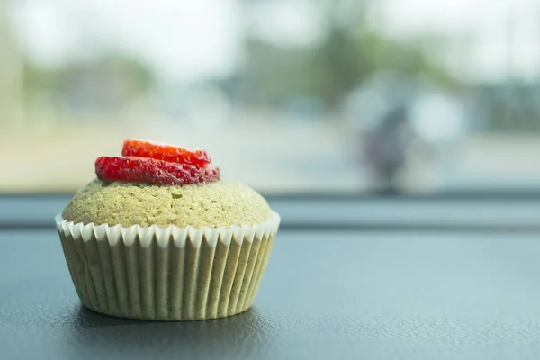 Cupcake di muffin al tè verde e fragola — Foto Stock