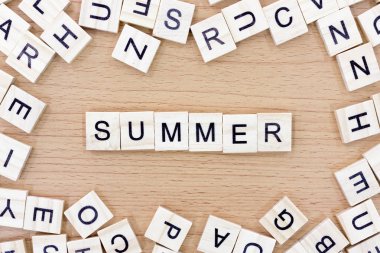 Tahta bloklar kelimelerle yaz