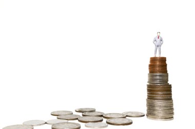 Yığın para madeni para ile minyatür işadamı