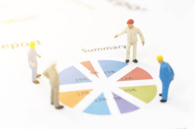 Minyatür resimler işadamı grafik grafik üzerinde duran  