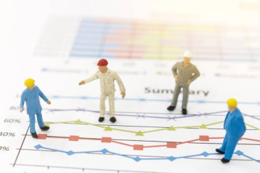 Minyatür resimler işadamı grafik grafik üzerinde duran  