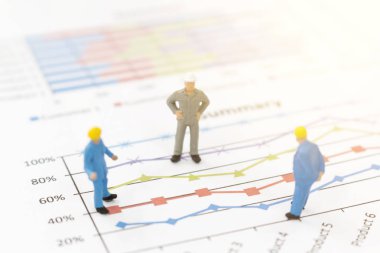 Minyatür resimler işadamı grafik grafik üzerinde duran  