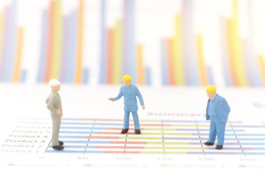 Grafik grafik üzerinde duran işadamı  