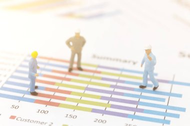 Grafik grafik üzerinde duran işadamı  