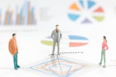 Minyatür resimler işadamı grafik grafik üzerinde duran  