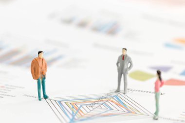 Minyatür resimler işadamı grafik grafik üzerinde duran  