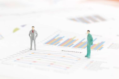 Minyatür resimler işadamı grafik grafik üzerinde duran  