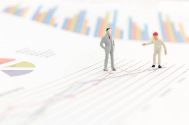 Minyatür resimler işadamı grafik grafik üzerinde duran  