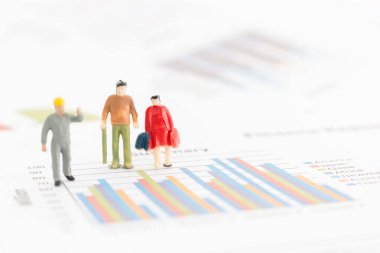 Minyatür resimler işadamı grafik grafik üzerinde duran  