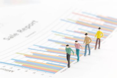 Minyatür resimler işadamı grafik grafik üzerinde duran  