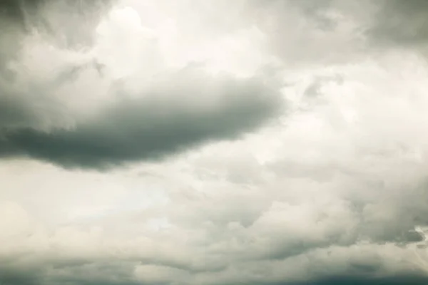 乌云在天空多风暴 — 图库照片