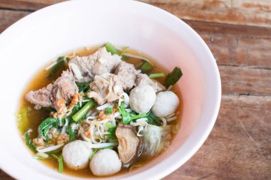 Kızarmış domuz açık çorbası