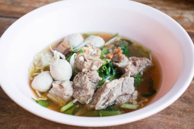 Kızarmış domuz açık çorbası