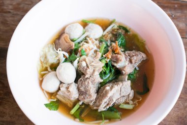 Kızarmış domuz açık çorbası