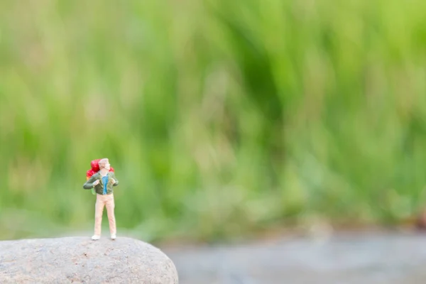 Traveler miniatyr mini figur med ryggsäck stativ och promenader o — Stockfoto