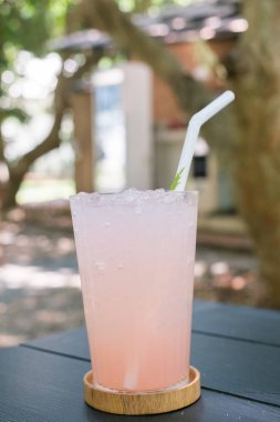 Buz lychee ve gül soda 