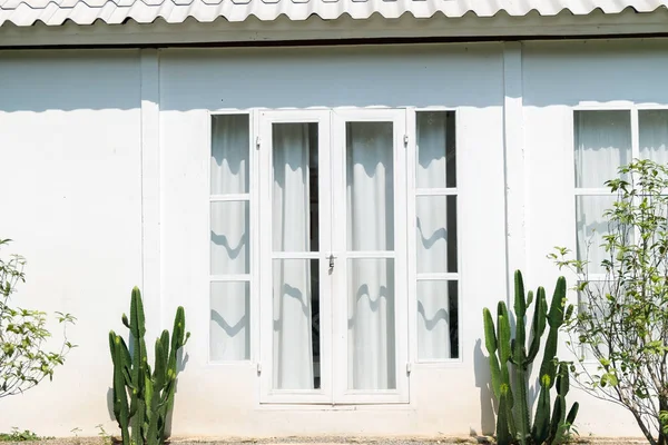 Außenaufnahme eines weißen Hauses — Stockfoto