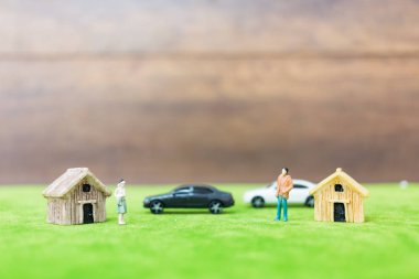 Minyatür bambu ev ve çift yeşil bahçesinde üzerinde 