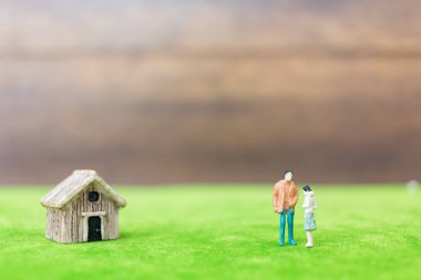 Minyatür bambu ev ve çift yeşil bahçesinde üzerinde 