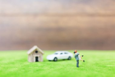 Minyatür bambu ev ve çift yeşil bahçesinde üzerinde 