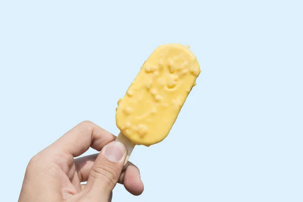 Durian-Eis mit Kokoshülle isolieren auf blau — Stockfoto